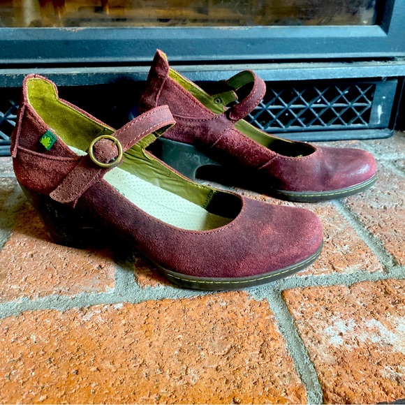 El Naturalista Shoes El Naturalista Burgundy Suede Heel Mary